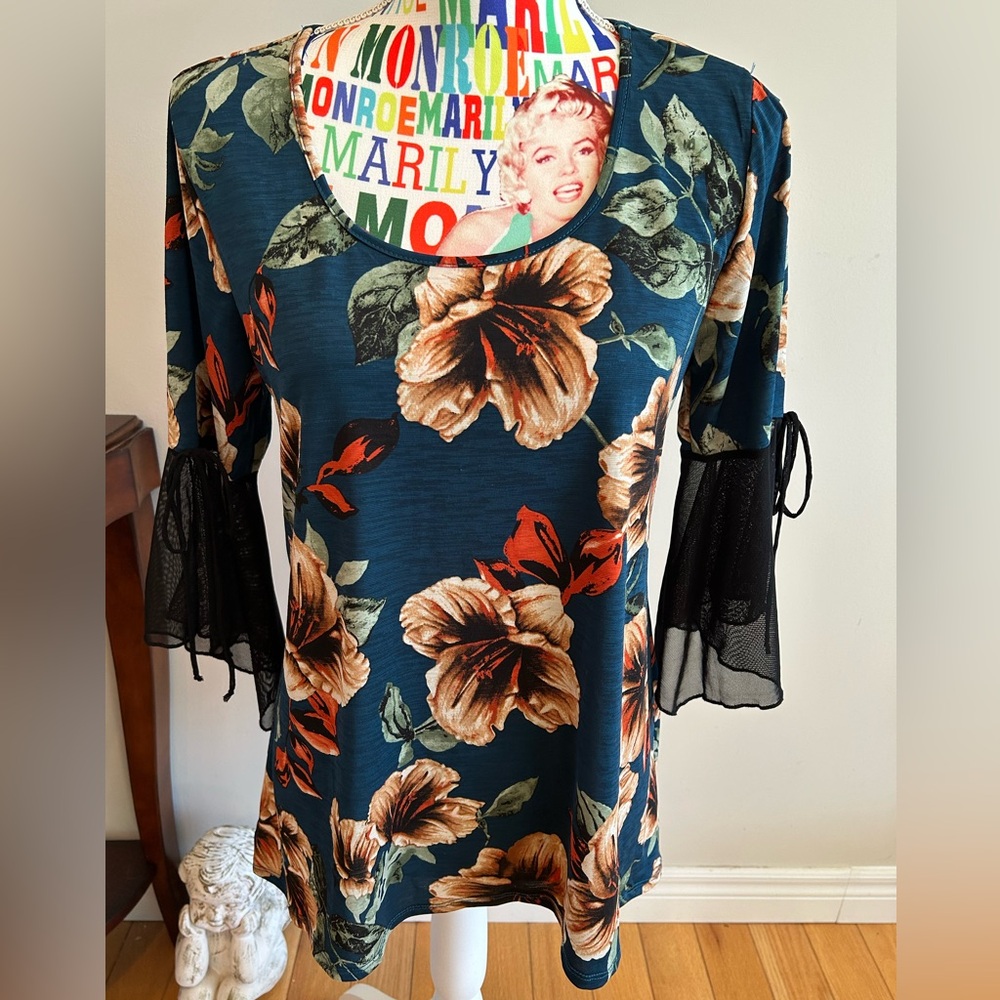 Floral Print Women's Top with Bell Sleeves and tie accent by Corvia. Size small.